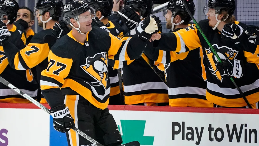 Pittsburghs Jeff Carter firar det tredje av sina fyra mål mot Buffalo.