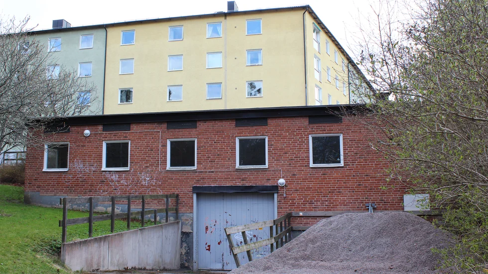 Panncentralen ligger vid Skogslyckegatan 27 i Johannelund och gränsar till en skogsdunge.

