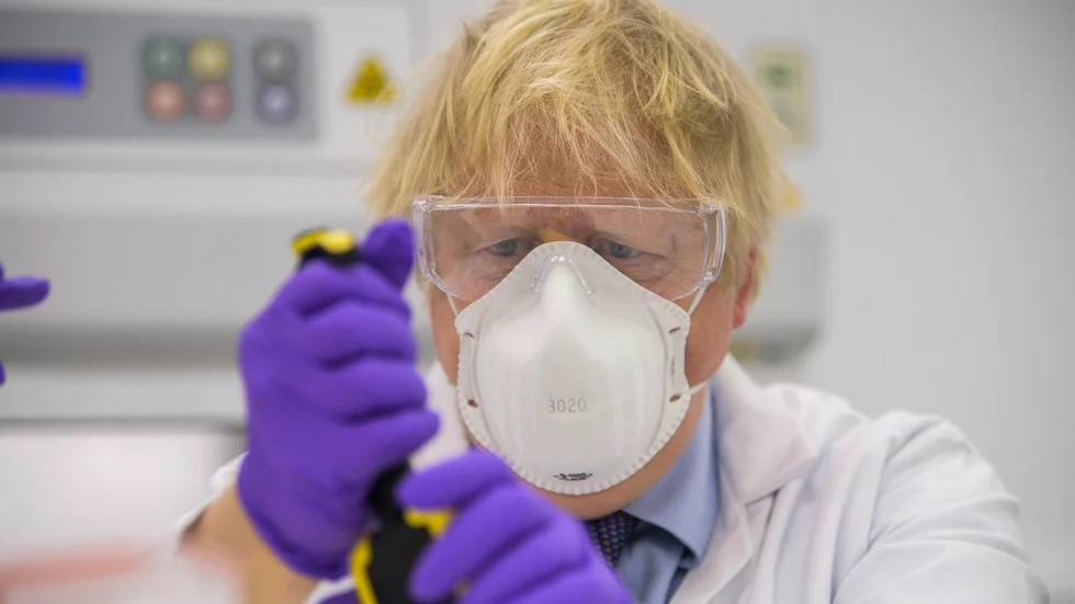 Storbritanniens premiärminister Boris Johnson på besök i ett vaccinlaboratorium i Livingston i Skottland i januari. Arkivfoto.