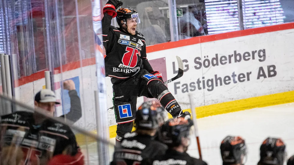 Örebros Emil Larsson jublar efter sitt 2–0-mål i semifinalen mot Växjö. Nu väntar en femte och avgörande match.