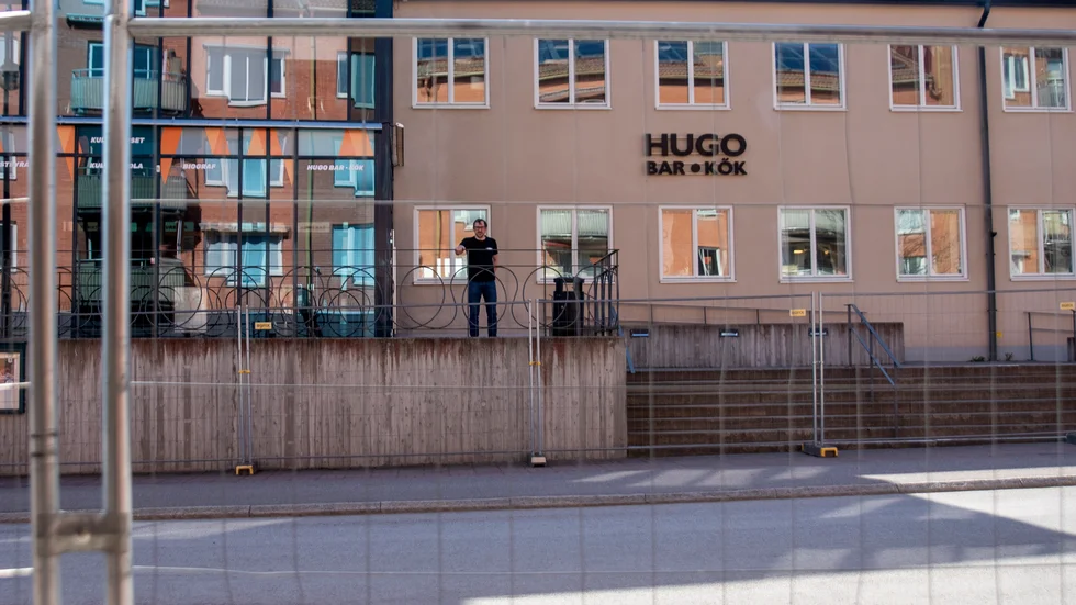 Staketen utanför Kulturhuset och restaurang Hugo gör att det blir svårare att ta sig dit. Något krögaren Patrik Persson tycker Finspångs kommun kan hantera på ett bättre sätt.