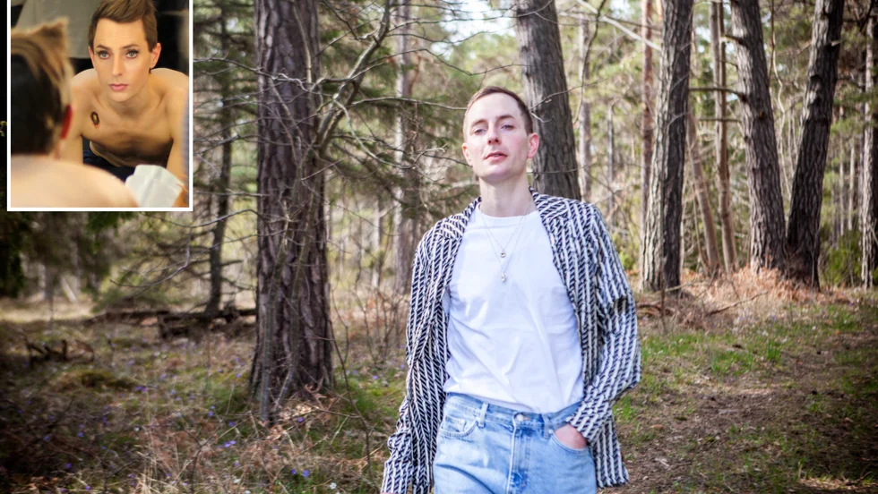 Här, i skogarna i uppväxtens Kräklingbo, känner Razmus Nyström varje stig, varje sten. Här finns hans ursprung, det som betyder så mycket på hans livsresa. Lilla bilden: Sminkning inför "Angels in America".