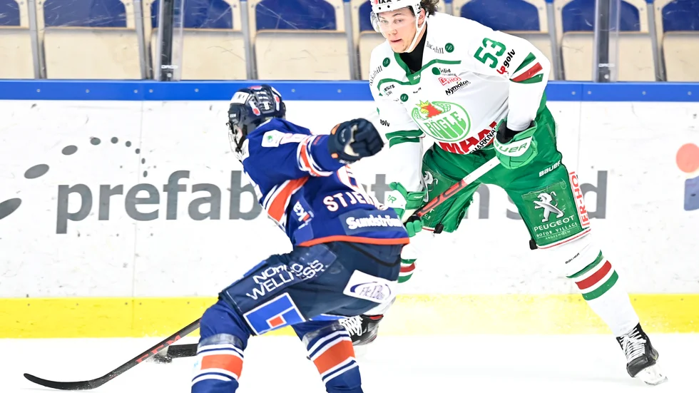 Moritz Seider, till höger, i duell mot Växjös Victor Stjernborg.