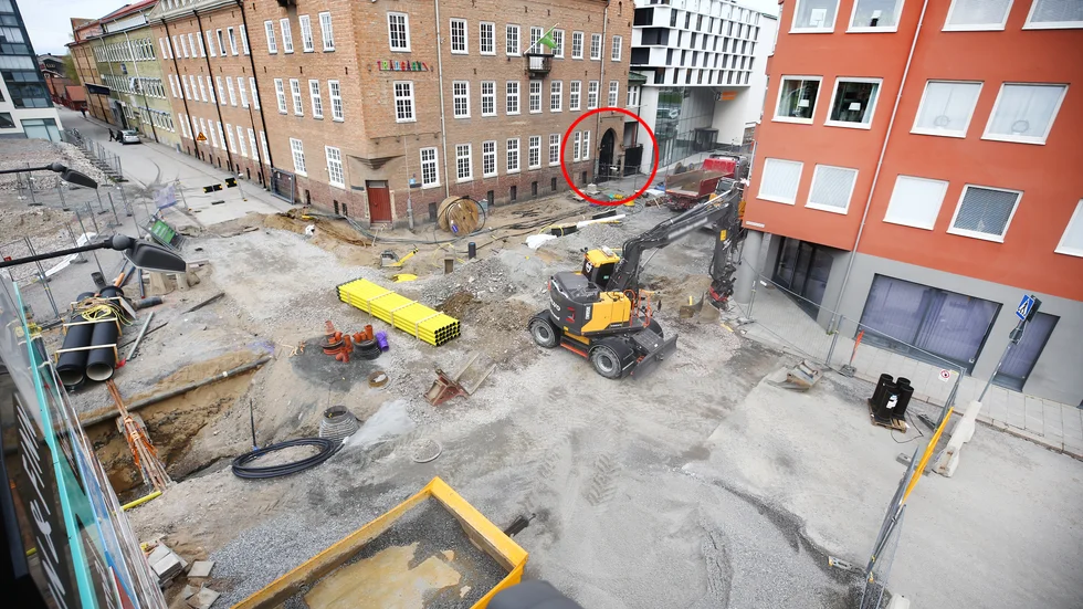 Restaurang Trädgår´n ligger på Drottninggatan 4 i Eskilstuna centrum, entrén inringad med rött i bilden. Sedan början av januari har gatan varit avstängd för ombyggnad vilket har påverkat möjligheten att ta sig fram till restaurangens entré. Just nu är det en labyrint att ta sig igenom för att nå fram och restaurangens ägare Carina Adolfsson har nu fått nog.