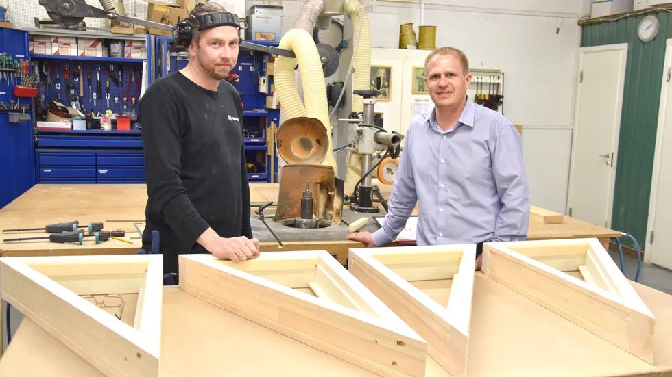 Snidex nye vd Jonas Lindbäck (t h)  pratar med Johnny Enmark som är koordinator för monteringsavdelningen.