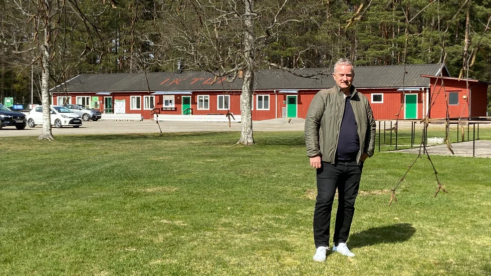 Ordföranden i IK Tun, Tomas By, ser fram emot att starta arbetet med utegymmet. Det är på den här ytan den ska ligga. 10 gånger 15 meter stor. Discgolfbanan med 18 hål, kan börja byggas i höst.