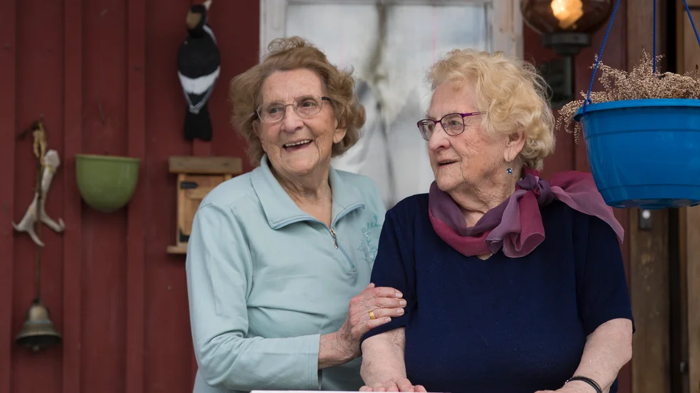 Thea Nilsson och systern Lisa Nilsson är i dag 95 respektive 92 år. Namnet åkarsflickorna hänger med från unga år. 