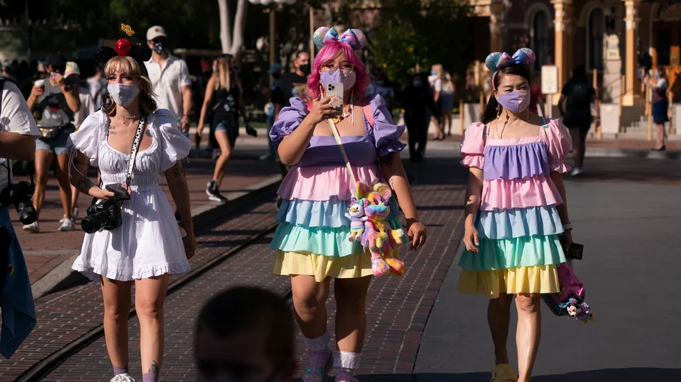 Många gäster kom uppklädda och med "Musse Pigg"-öron på huvudet när Disneyland i Kalifornien slog upp sina portar igen på fredagen efter att ha tvingats hålla stängt i över ett år på grund av pandemin.