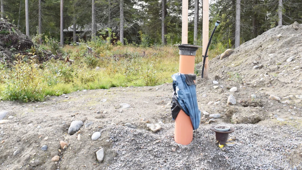 Ledningar som dragits i det nya villaområdet. I bakgrunden syns det närmaste huset i sommarstugeområdet. Men trots närheten tänker inte kommunen förlänga ledningarna.