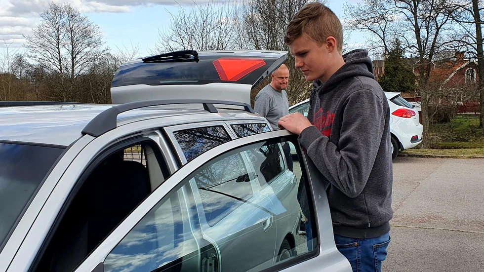 Lukas Gustafsson får numera ge sig ut på vägarna. Varningstriangeln om långsamtgående fordon signalerar för andra att det inte går fort, men pappa Johannes vet att bilister inte alltid visar hänsyn mot A-traktorförarna.