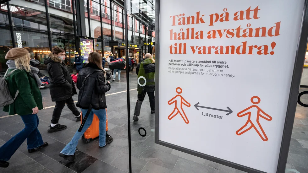 Skribenten förundras över att människor inte tar sitt ansvar och håller avstånd för att stoppa smittspridningen.