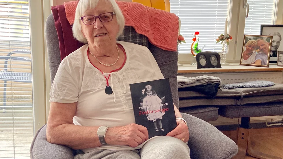 Mona-Lisa Gustavsson med sin bok "Fosterunge".