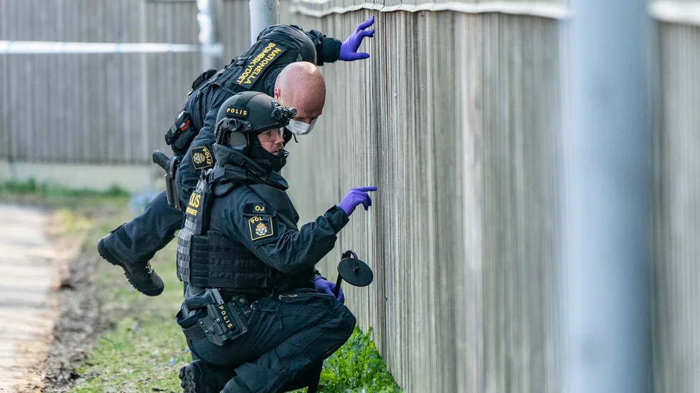 Polisens bombtekniker på plats vid en fastighet i Helsingborg på torsdagsförmiddagen efter en detonation.