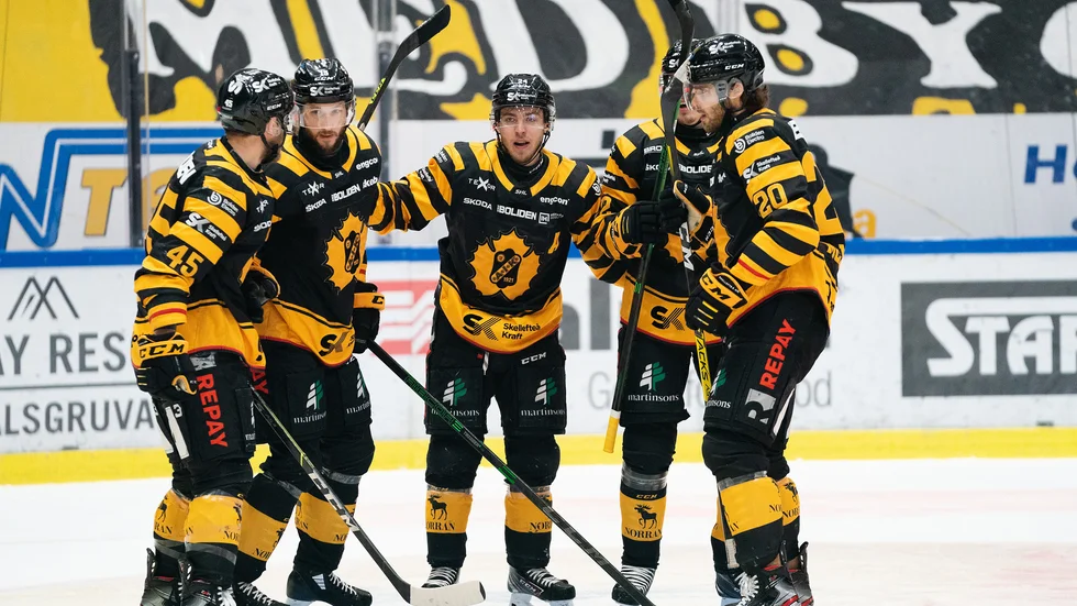 AIK:s första period var femstjärig, och innebar en 2–0-ledning. AIK vann till sist med 4–1.