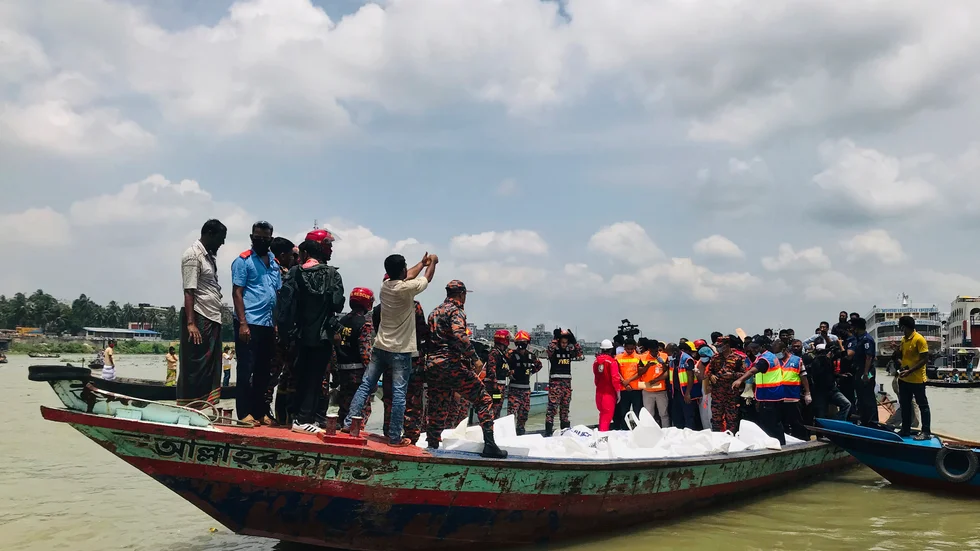 Räddningsarbetare på en båt i Bangladesh. Bilden är tagen vid en liknande olycka i början av april.