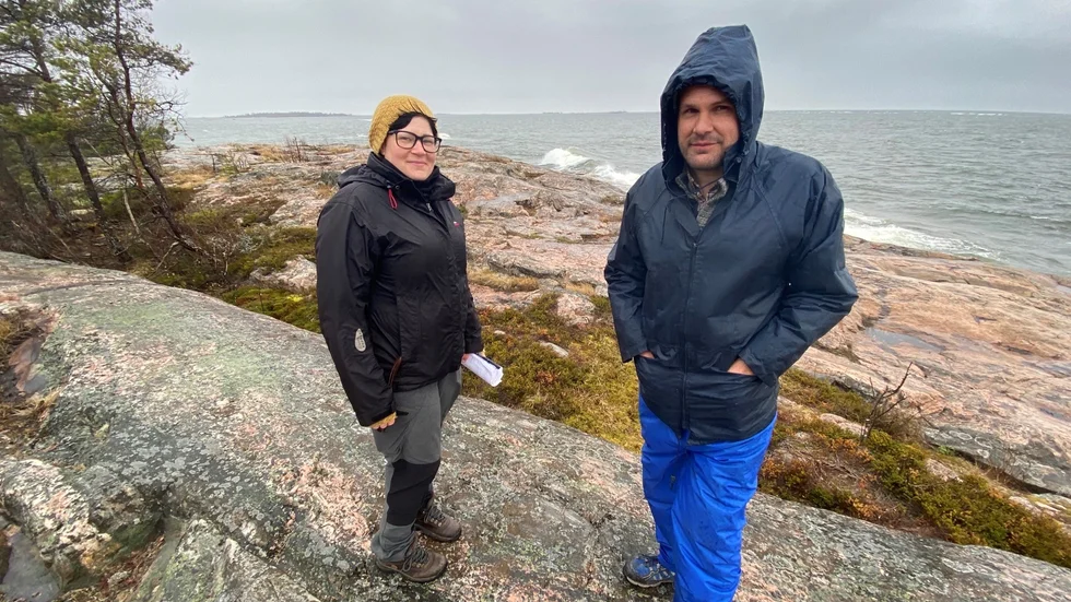 Målet är en vandringsled på nio mil lång som ska gå längs med hela Hållnäskusten. Just nu kartläggs möjliga sträckningar av Hållnäs sockenråd av bland andra Linda Wickström och Alex Peck.