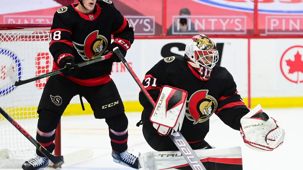 Ottawas målvakt Anton Forsberg firade nytt kontrakt med att storspela mot Montreal.