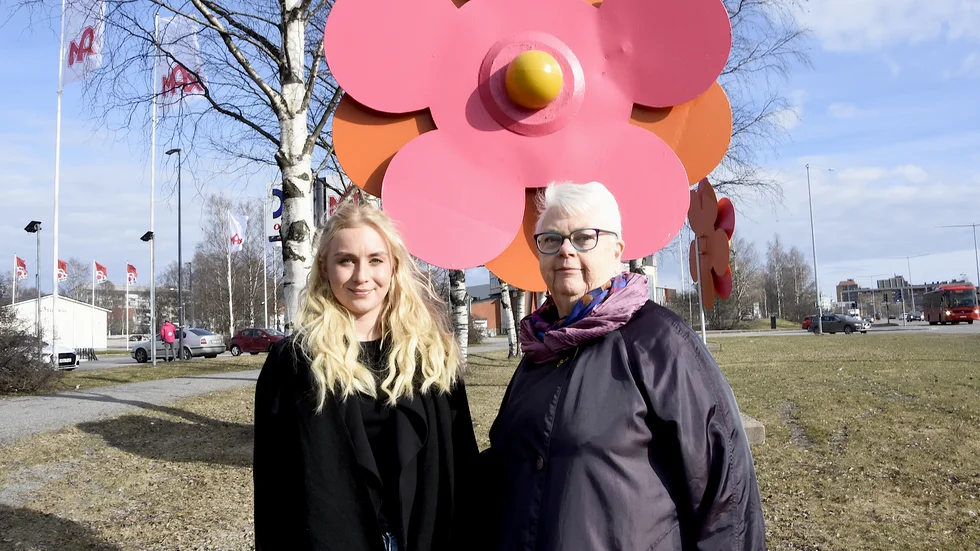 I 40 år har Karin Nilsson varit engagerad i Majblomman i Luleå. Nu lämnar hon över ordförandeskapet till Rebecca Eriksson. "Vi behöver fler yngre som engagerar sig", säger hon. 