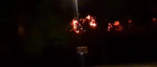 Nattlig brand: Personbil i lågor