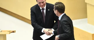 Rörd Löfven tackades med Abba och kryddig korv