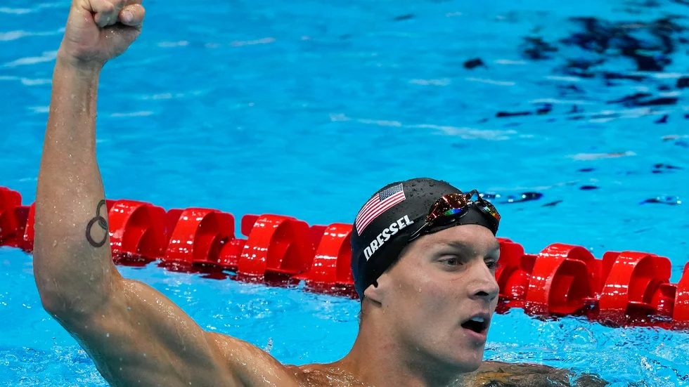 Caeleb Dressel jublar efter ett av sina fem OS-guld i Tokyo.