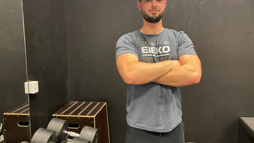 Emil Holmberg tränar styrketräning sex dagar i veckan och lägger ned mer tid i gymmet än i bowlinghallen.