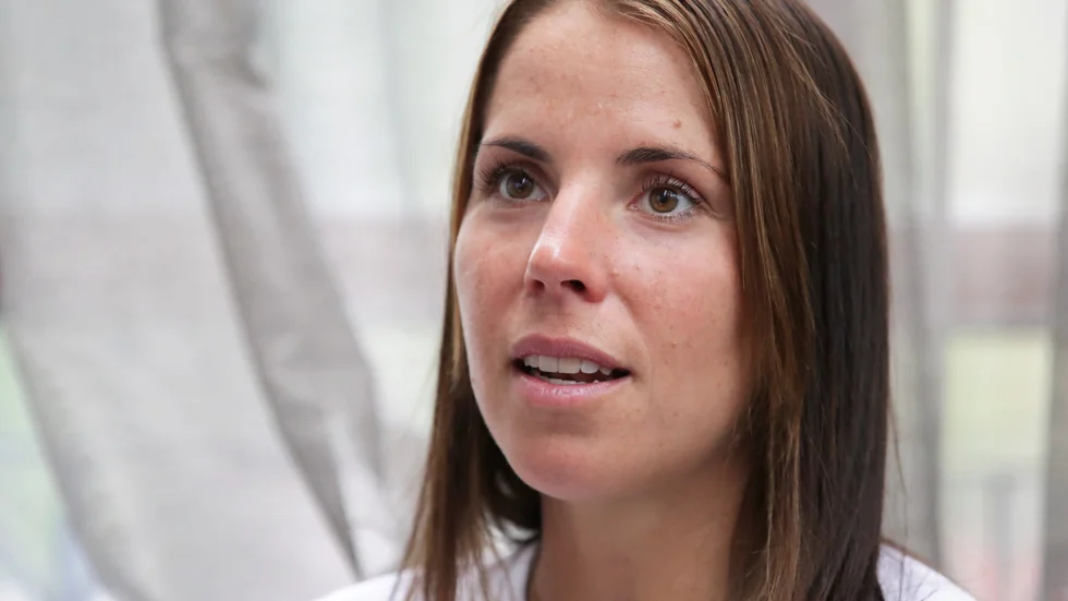 Charlotte Kalla tvingades sitta isolerad på sitt hotellrum i franska Font Romeu i flera dagar.