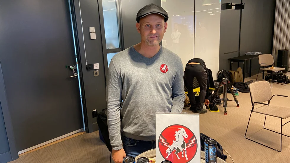Tony Zabel trivdes på upptaktsträffen i sin Peaky Blinders-inspirerade keps.