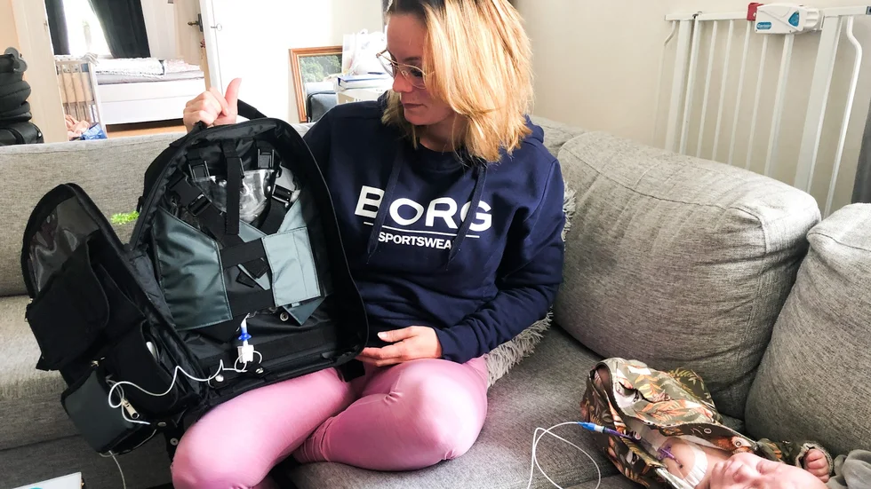 Milo får extranäring genom en dropppåse som måste åka och hämtas varje dag då påsen bara håller i 24 timmar. "Hade jag inte fått lära mig hans pump så hade vi inte varit hemma än. Han ska ha den ytterligare sex månader tror de", säger mamma Emelie. 