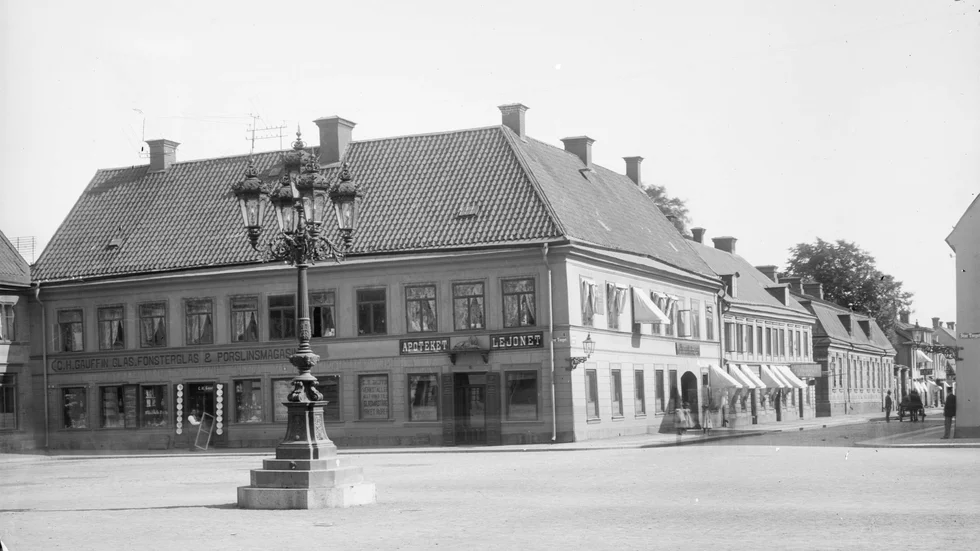 Förslaget att nu placera kandelabern i ett hörn av torget verkar fullständigt galet och ogenomtänkt, skriver Folke Björkbäck. Bilden visar Stora torget mot Kungsängsgatan omkring år 1900.