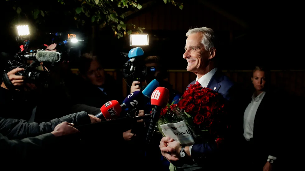 Arbeiderpartiets ledare Jonas Gahr Støre på väg hem efter valsegern.