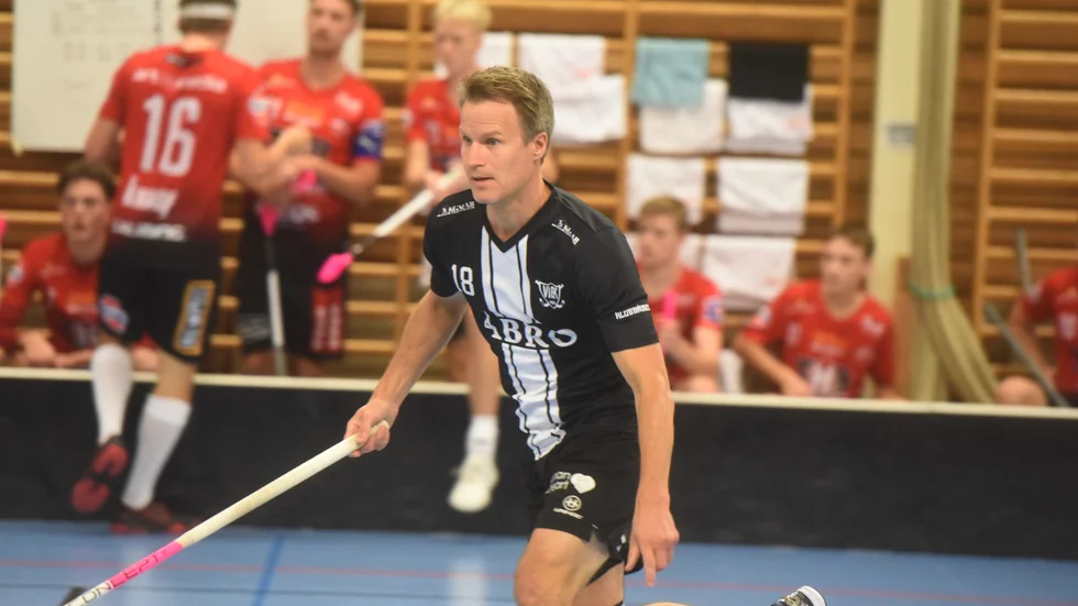 Sina 44 år till trots och med över 30 år som innebandyspelare är Jonas Friberg aktuell för en ny säsong i Vimmerby IBK i division 1.