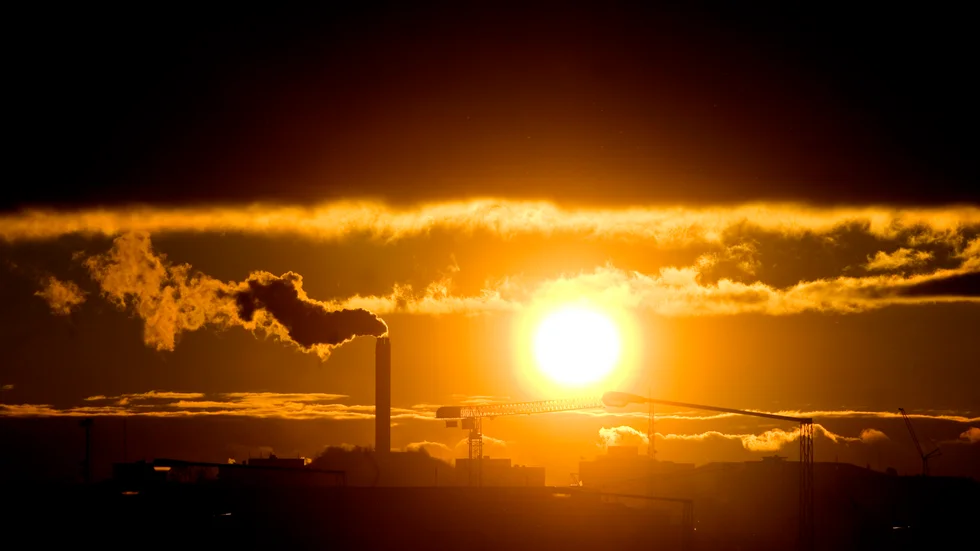 För att komma åt orsaken behöver vi både reducera utsläppen till noll men även minska koldioxidhalten i luften till förindustriell nivå, menar skribenterna