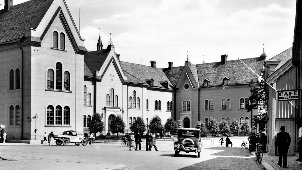 Vid riksdagsvalet den 18 september 1921 praktiserades kvinnlig rösträtt för första gången. Då var det gamla läroverket, som precis färdigställts som stadshus, en av Linköpings fem vallokaler.