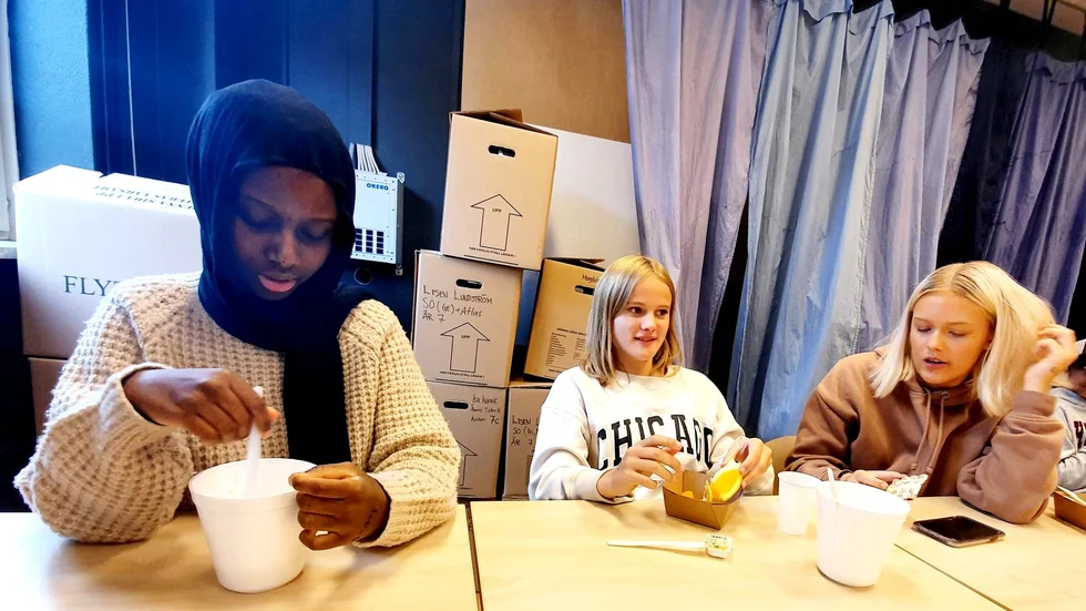 Klassrummet är restaurang också. Leylo Gure Sanweyne, Emma Olovsson och Tilde Bäckström, elever från Hertsöskolan som tvingats flytta till tillfälliga lokaler på Bergviken.