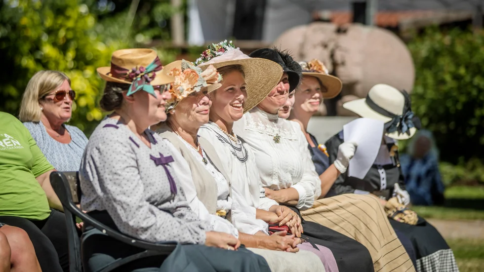 År 1919 röstade majoriteten av männen i riksdagen ja till att införa allmän rösträtt för kvinnor. Hundra år senare, 2019, uppmärksammades detta, bland annat av Idun Vinterros (tredje från vänster), under Almedalsveckans invigning.
