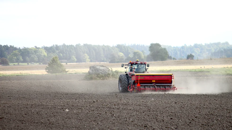 Lantbrukare har dyr gps-utrustning i sina traktorer. Gps:en kan beräkna traktorns position, skapa körspår och även autostyra traktorn.
