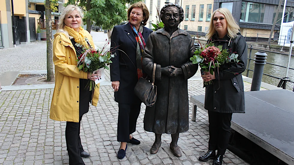 Konstnären Susanna Arwin, donatorn Pia Ståhl Althin och socialminister Lena Hallengren vid invigningen av statyn Den svenska tanten på Laxholmstorget.
