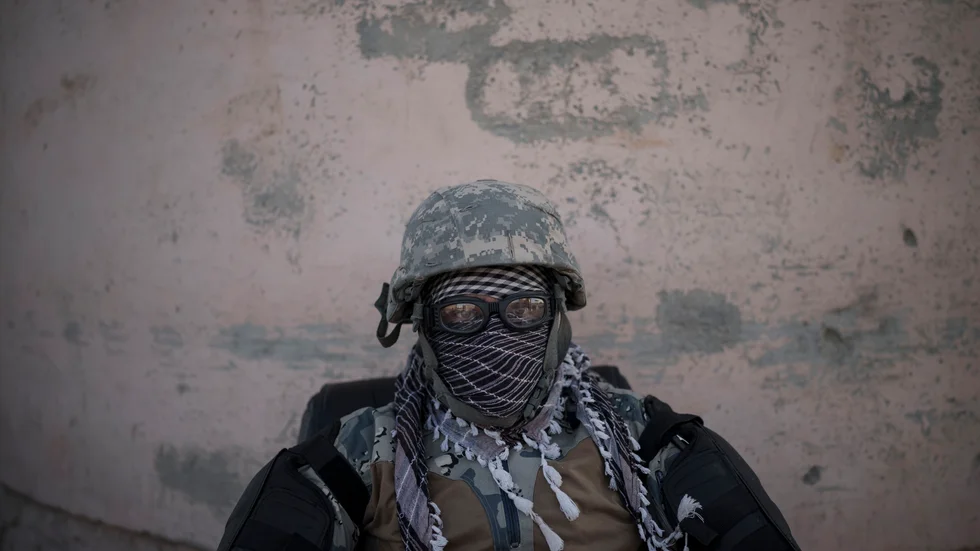 En talibansoldat på vakt vid entrén till ett fängelse i Kabul.