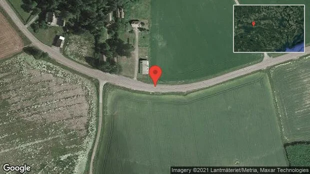 Fallna träd skapar problem i trafiken på väg 715