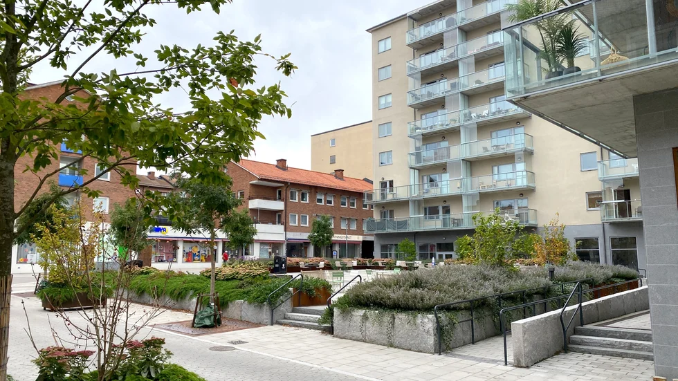 Vid nuvarande Kammakartorget har det bott människor i stadsliknande struktur sedan mitten av 1000-talet. Ett bra läge mellan Enköpingsåsen och en vik av Mälaren.