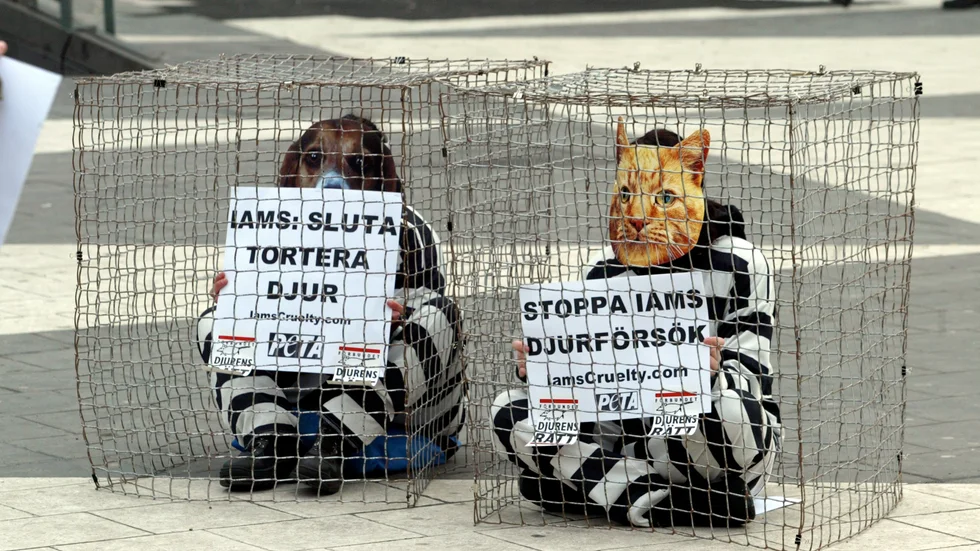 Mänskliga djur i bur vid en demonstration mot djurförsök 2005. Nu vill EU-parlamentet ha en utfasning av samtliga djurförsök. Arkivbild.