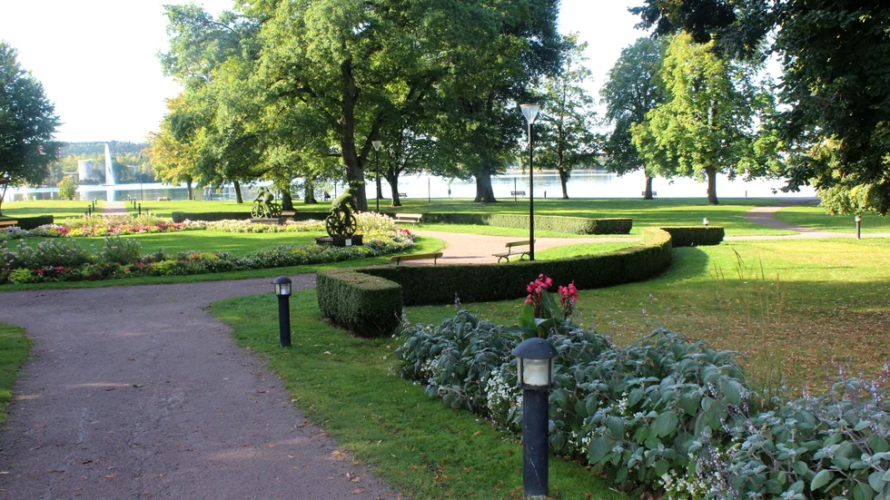 Nu förs diskussioner inom politiken att en utomhusscen borde anläggas i Stadsparken.