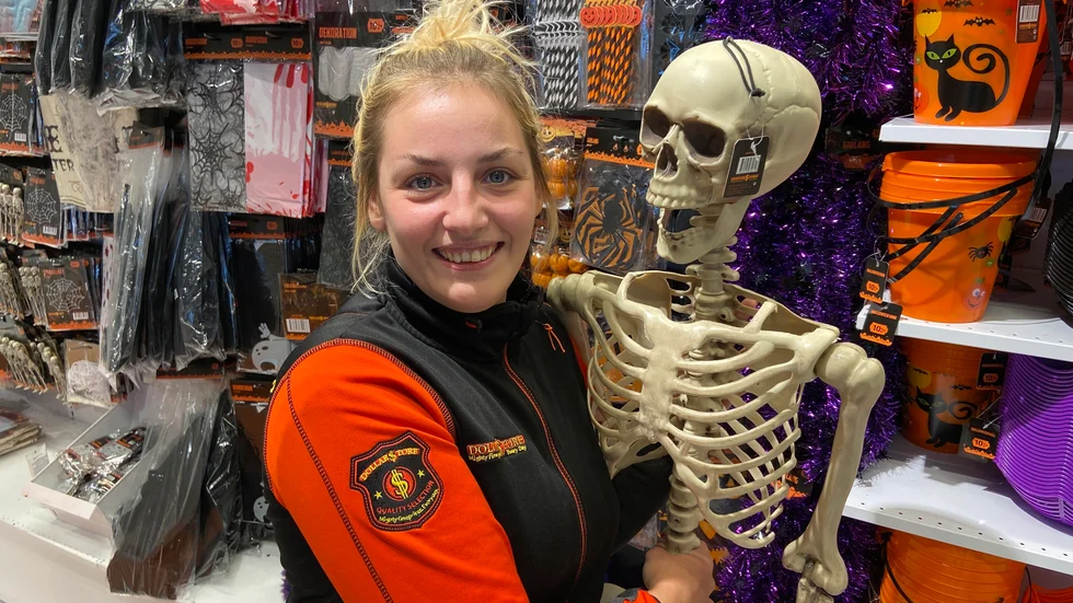 Sara Gunnarsson, butikschef 1 på Dollarstore på Pål Jungs Hage. 