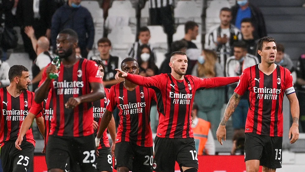 Milans Ante Rebic firar efter sitt kvitteringsmål mot Juventus.