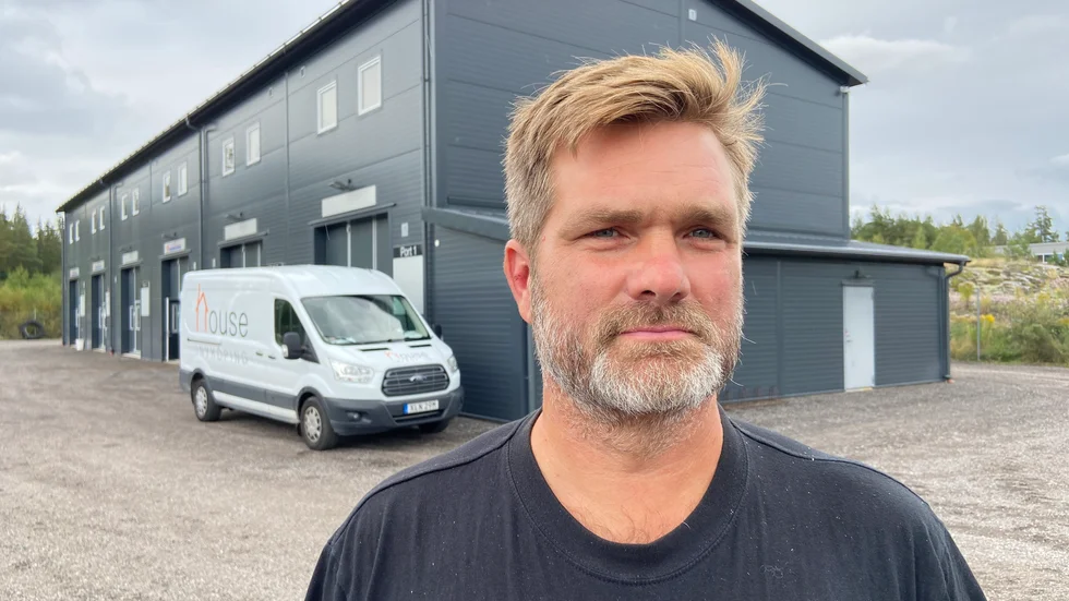Jan Westerling framför byggnaden på Tillverkarvägen 7 på Arnö som hans företag House hyr ut till företagare. 