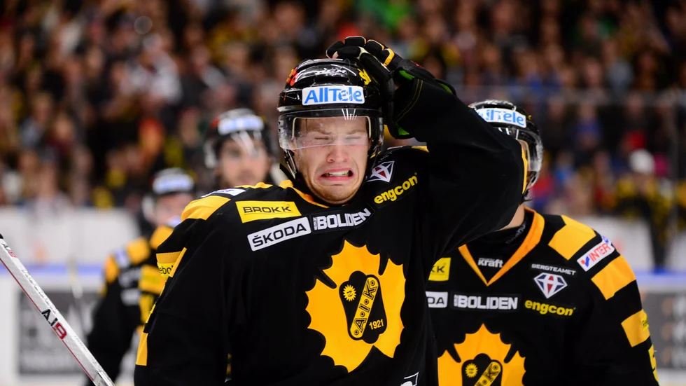 Oscar Lindberg stannar i KHL.