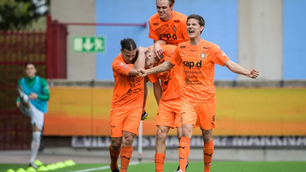 Måljubel på Tunavallen sedan Ashley Coffey gjort sitt första mål för AFC Eskilstuna och get laget ledningen mot Jönköpings Södra.