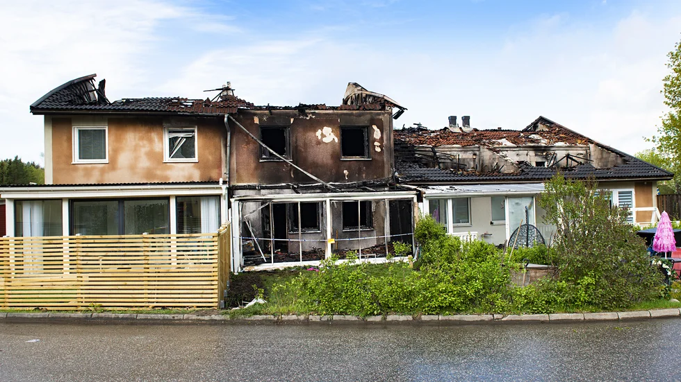 Dagen efter branden är förödelsen vid lägenheterna i Stenby tydlig. Fyra lägenheter skadades vid branden.