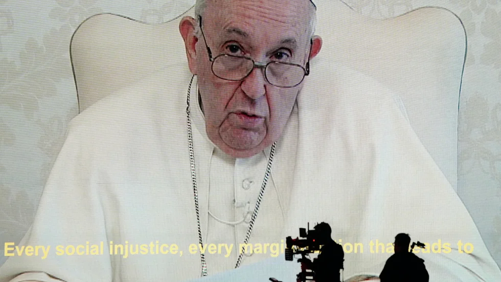 Via video tar påve Franciskus avstånd från "individualismens virus".